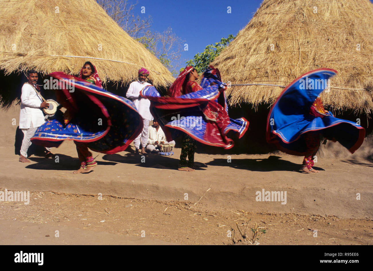 Danze tribali, Shilpgram, Udaipur, Rajasthan, India Foto Stock