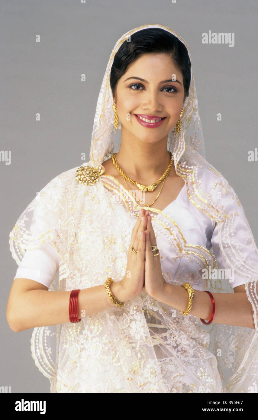 Indian Parsi Bride con le mani piegate saluti namaste benvenuto hello India - MR Foto Stock