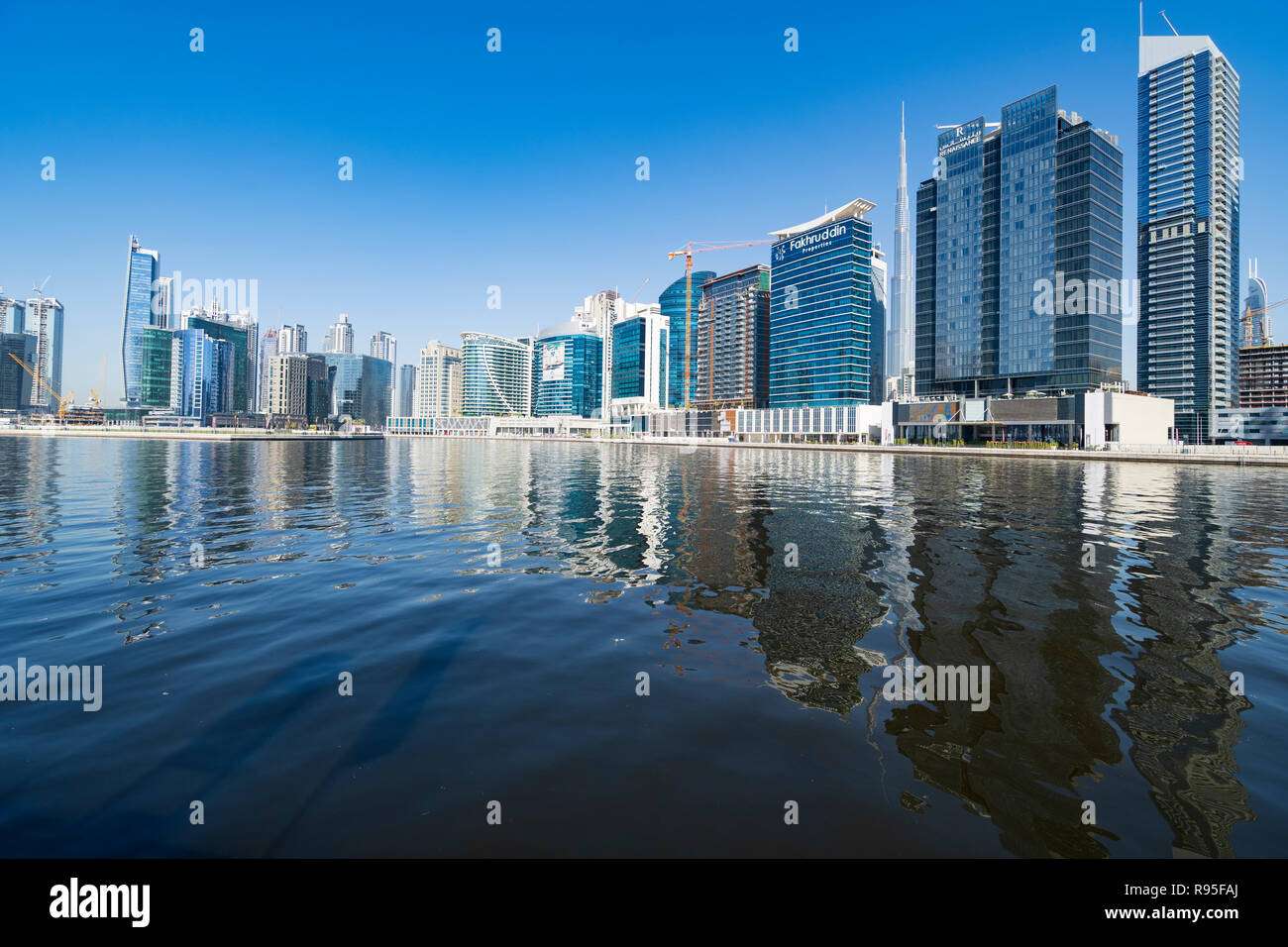 Vista diurna del moderno skyline di Business Bay in Dubai Emirati Arabi Uniti Foto Stock