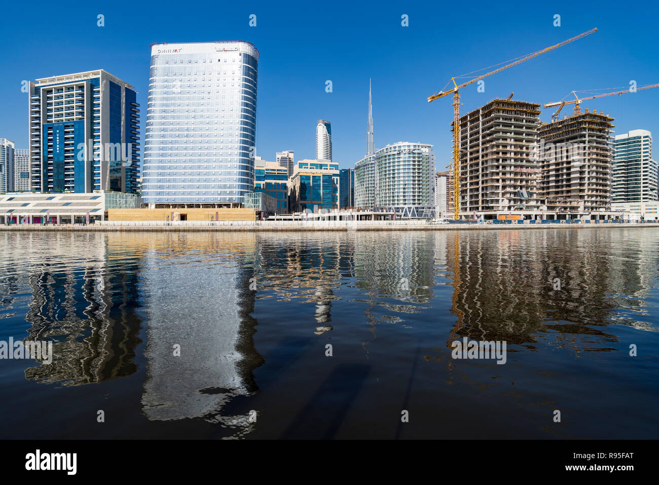 Vista diurna del moderno skyline di Business Bay in Dubai Emirati Arabi Uniti Foto Stock