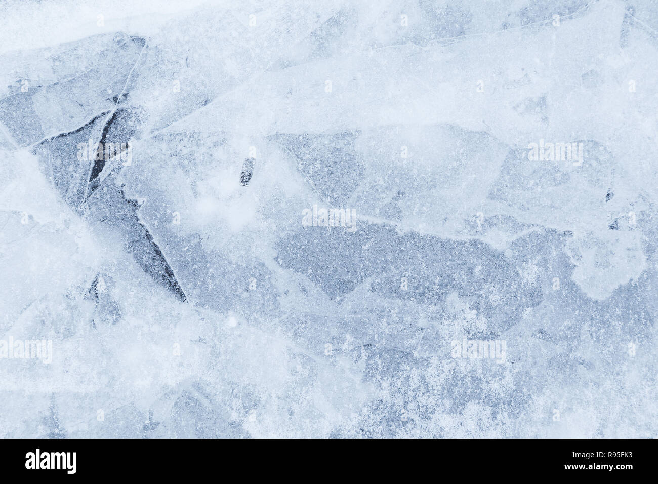 Close-up di neve sul incrinato e sottili strati di ghiaccio in inverno. Semplice e minima full frame sfondo astratto. Copia dello spazio. Foto Stock