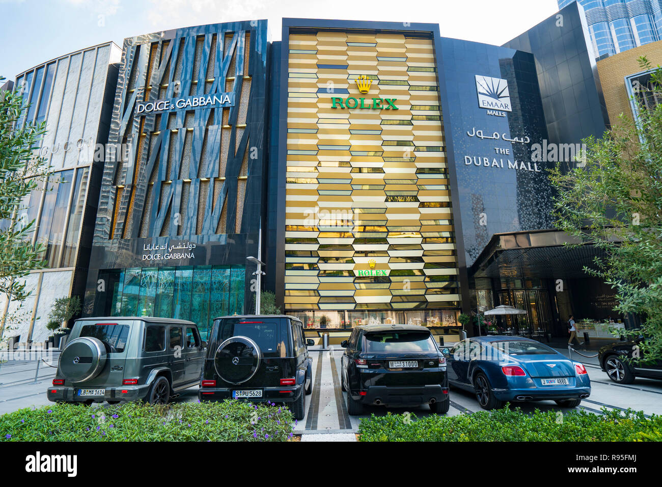 Esterno del Dubai Mall Fashion Avenue con auto di lusso parcheggiate fuori, Downtown Dubai Emirati Arabi Uniti Foto Stock