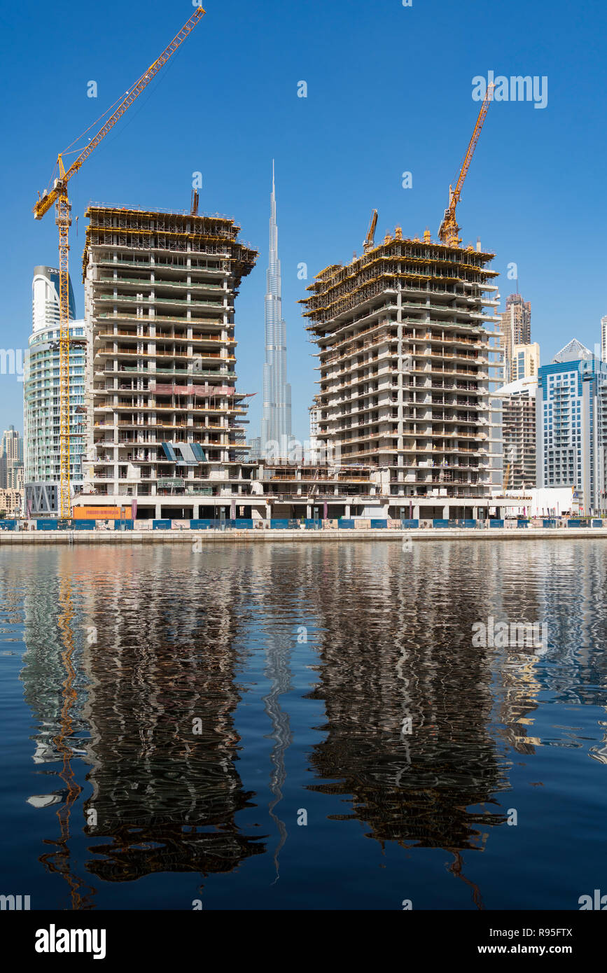 Vista diurna della costruzione di appartamento torri e moderno skyline di Business Bay in Dubai Emirati Arabi Uniti Foto Stock
