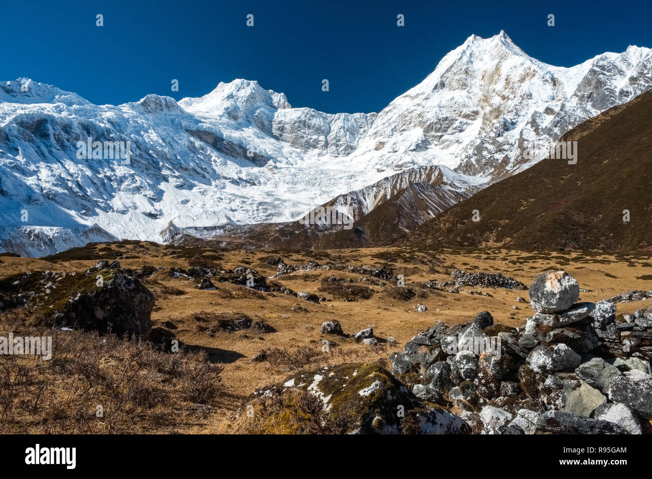 Il Manaslu (Manasulu ), il mondo ottava più alta montagna del Nepal Himalaya da Pungyen Gompa Foto Stock