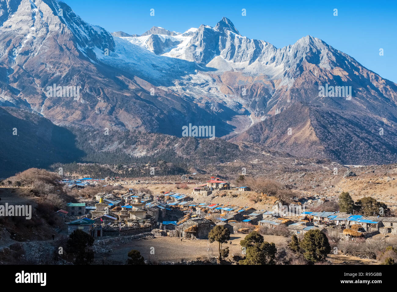 Samagao / Samagaun un etnico tibetano Village si trova sul circuito di Manaslu percorso di trekking in Nepal Himalaya Foto Stock