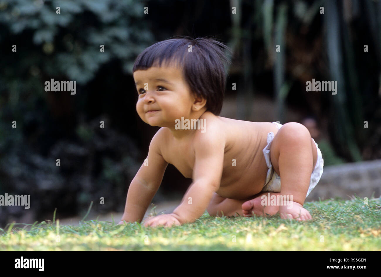 Baby girl strisciando - signor#557 Foto Stock