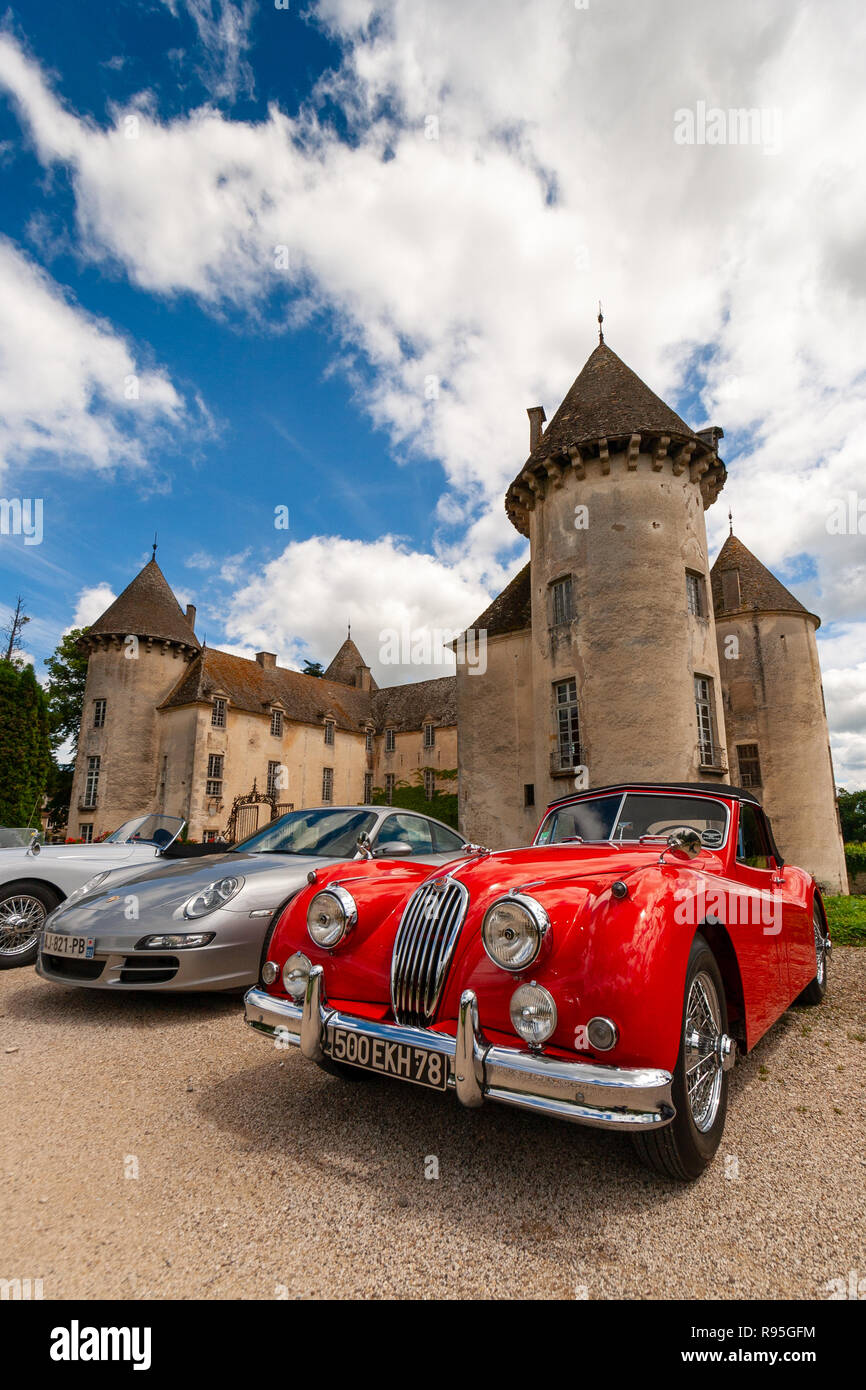 BEAUNE, Francia - 12 giugno 2010: Rosso classic Jaguar XK 140 sportscar davanti al castello di Savigny. Foto Stock