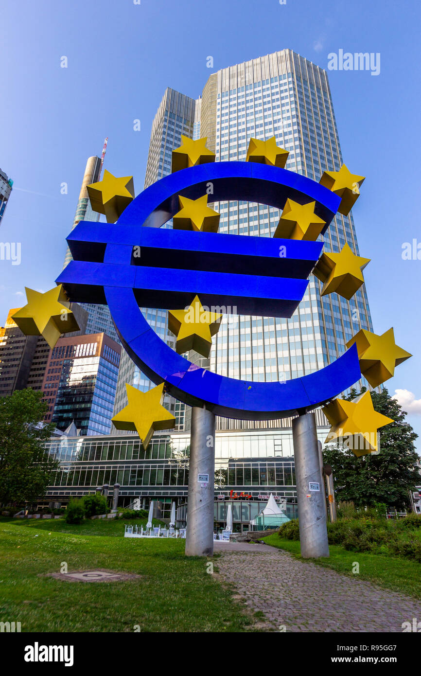 Francoforte, Germania - 11 LUG 2013: simbolo dell'euro al di fuori della Banca centrale europea (BCE). Foto Stock
