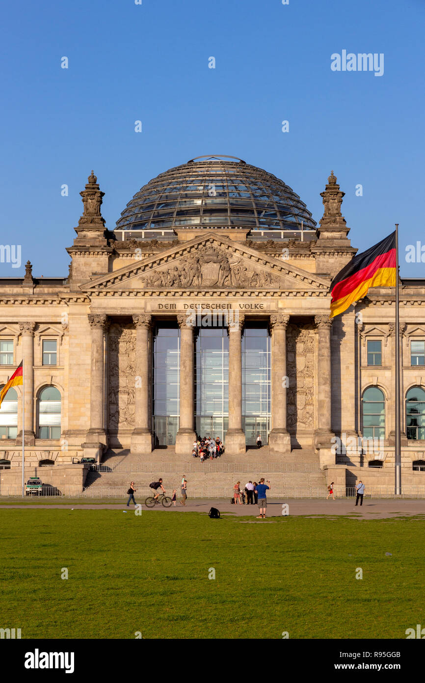 Berlino, Germania - 22 Maggio 2014: persone rilassarsi sul prato di fronte al Reichstag, sede del Parlamento tedesco (Deutscher Bundestag). Foto Stock