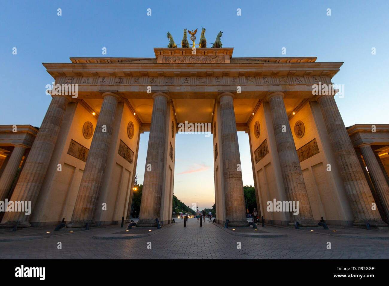 Vista serale del famoso punto di riferimento tedesco e il simbolo nazionale Brandenburger Tor (Porta di Brandeburgo a Berlino. Foto Stock