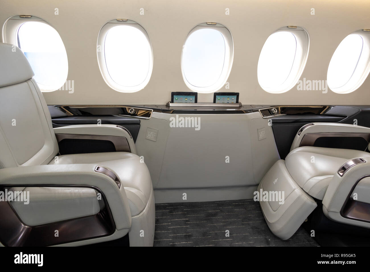 Cabina Comfortible sedie in un moderno business jet aerei durante il volo. Foto Stock