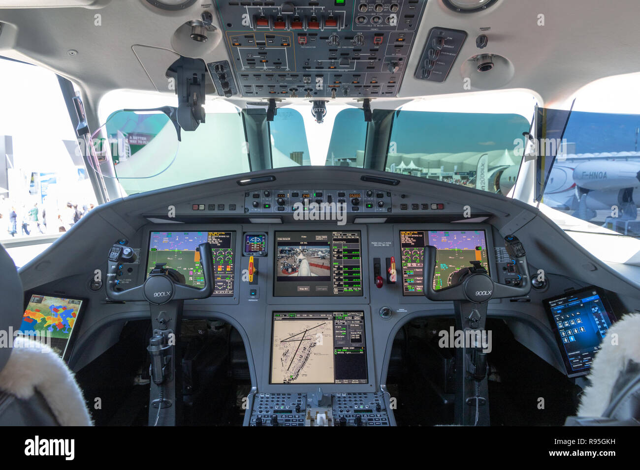 Parigi, Francia - 23 JUN 2017: moderni cockpit di vetro del Dassault Falcon 900LX business jet al Paris Air Show 2017 . Foto Stock