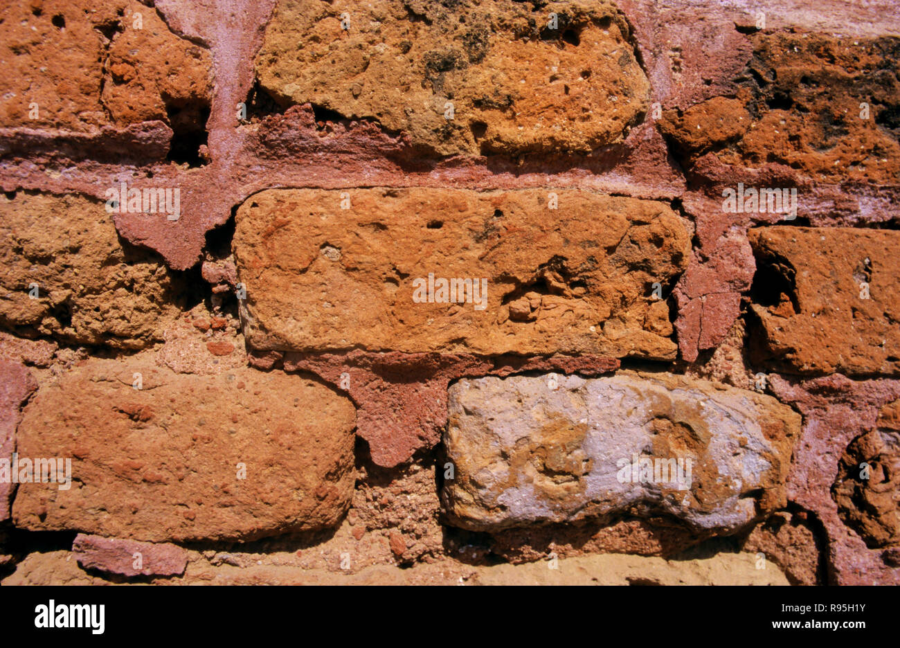 Un muro di mattoni, Indus civiltà Harappa periodo - 2300 a 1700 BC, Lothal, Gujarat, India Foto Stock
