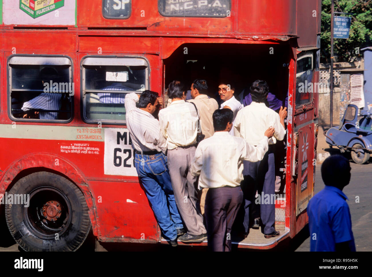 Affollata best Red Bus, Bombay, Mumbai, Maharashtra, India Foto Stock