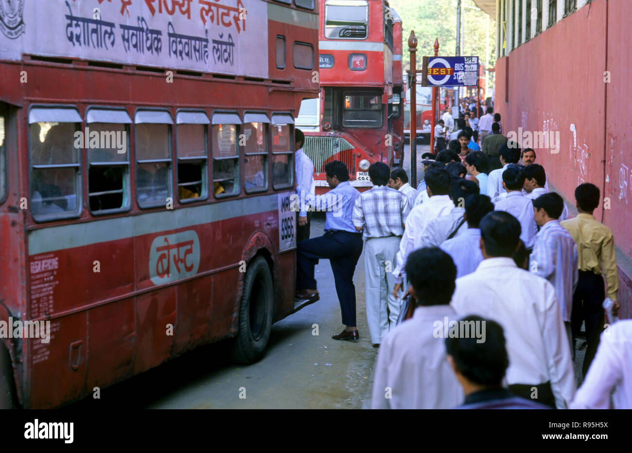 Le persone migliori di imbarco bus rosso, Bombay, Mumbai, Maharashtra, India Foto Stock