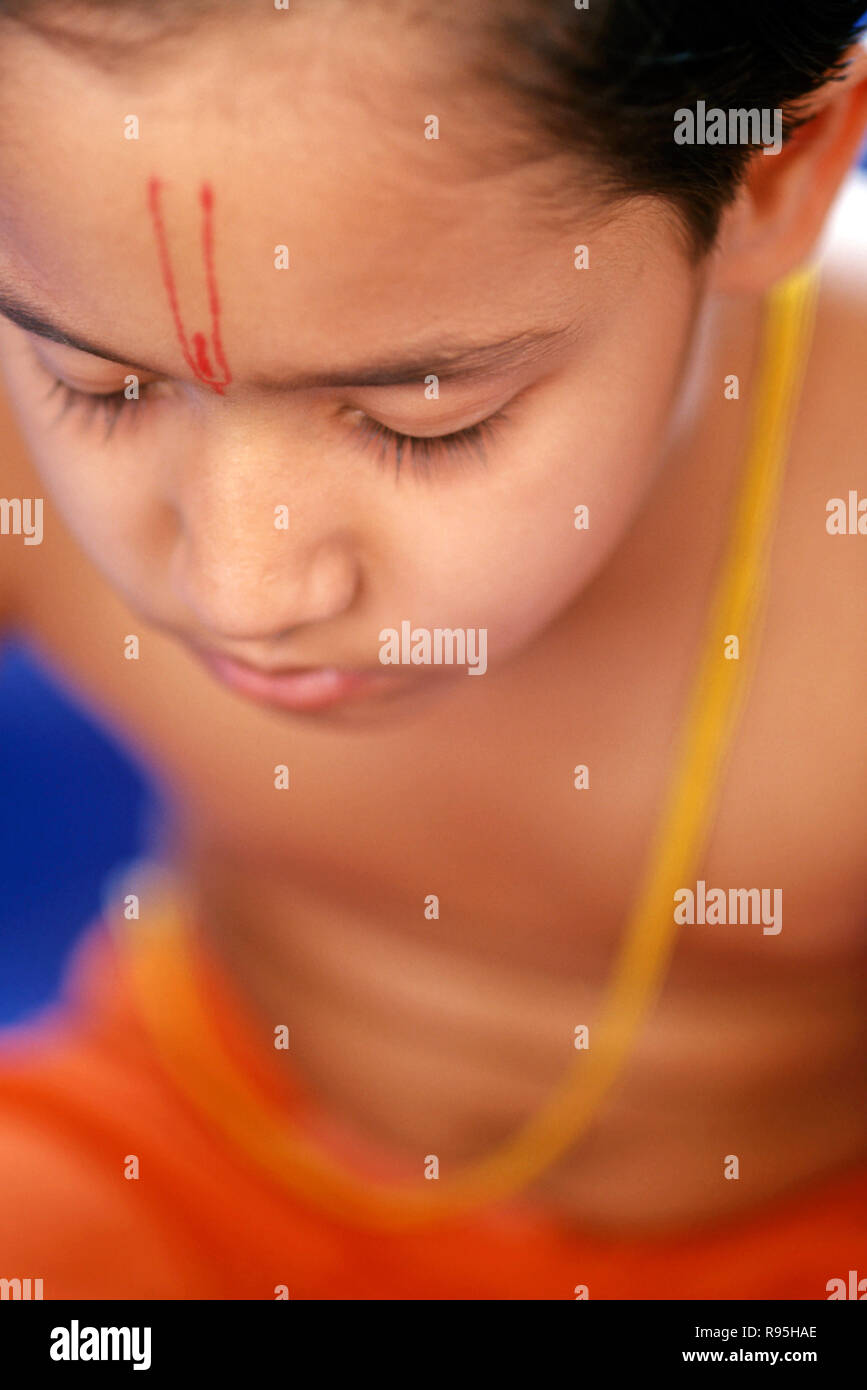 Ragazzo indiano indù con tilak e filo sacro in preghiera, India, Asia, MR Foto Stock
