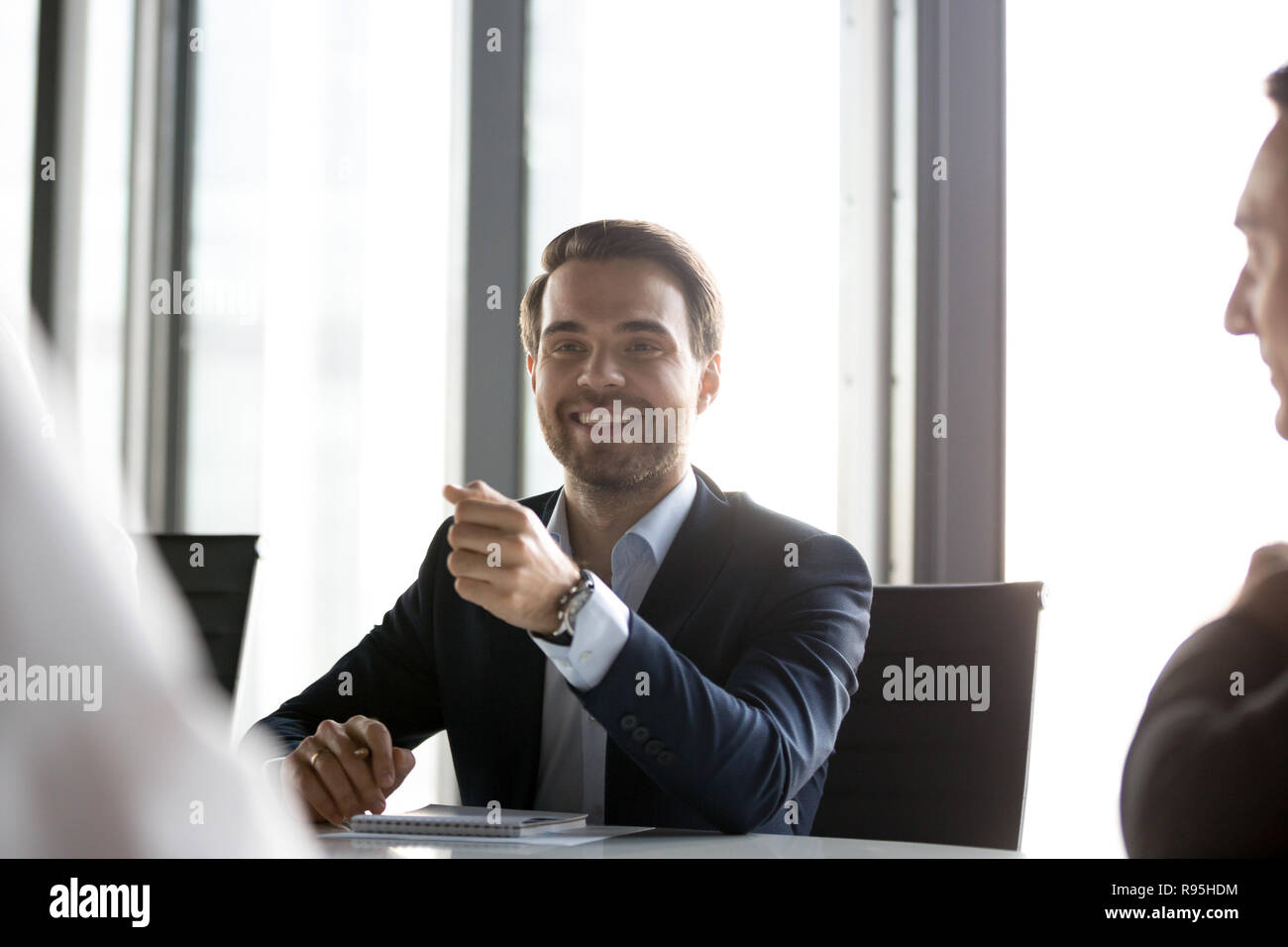 Imprenditore proprietario della società seduto alla scrivania comunicante con sta Foto Stock