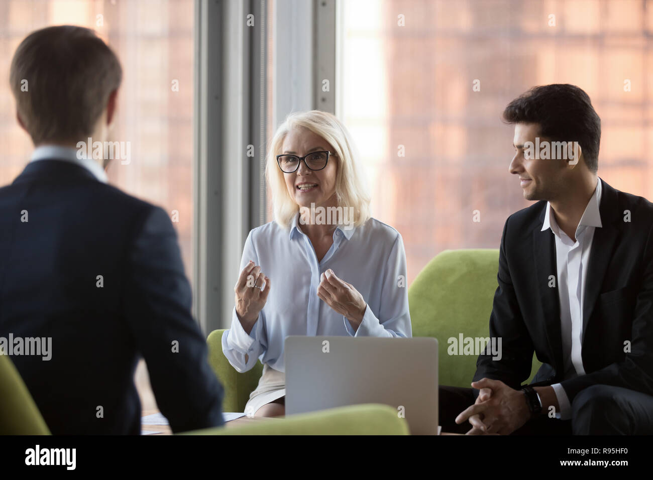 Persone di mezza età proprietario della società di negoziare con i partner aziendali Foto Stock