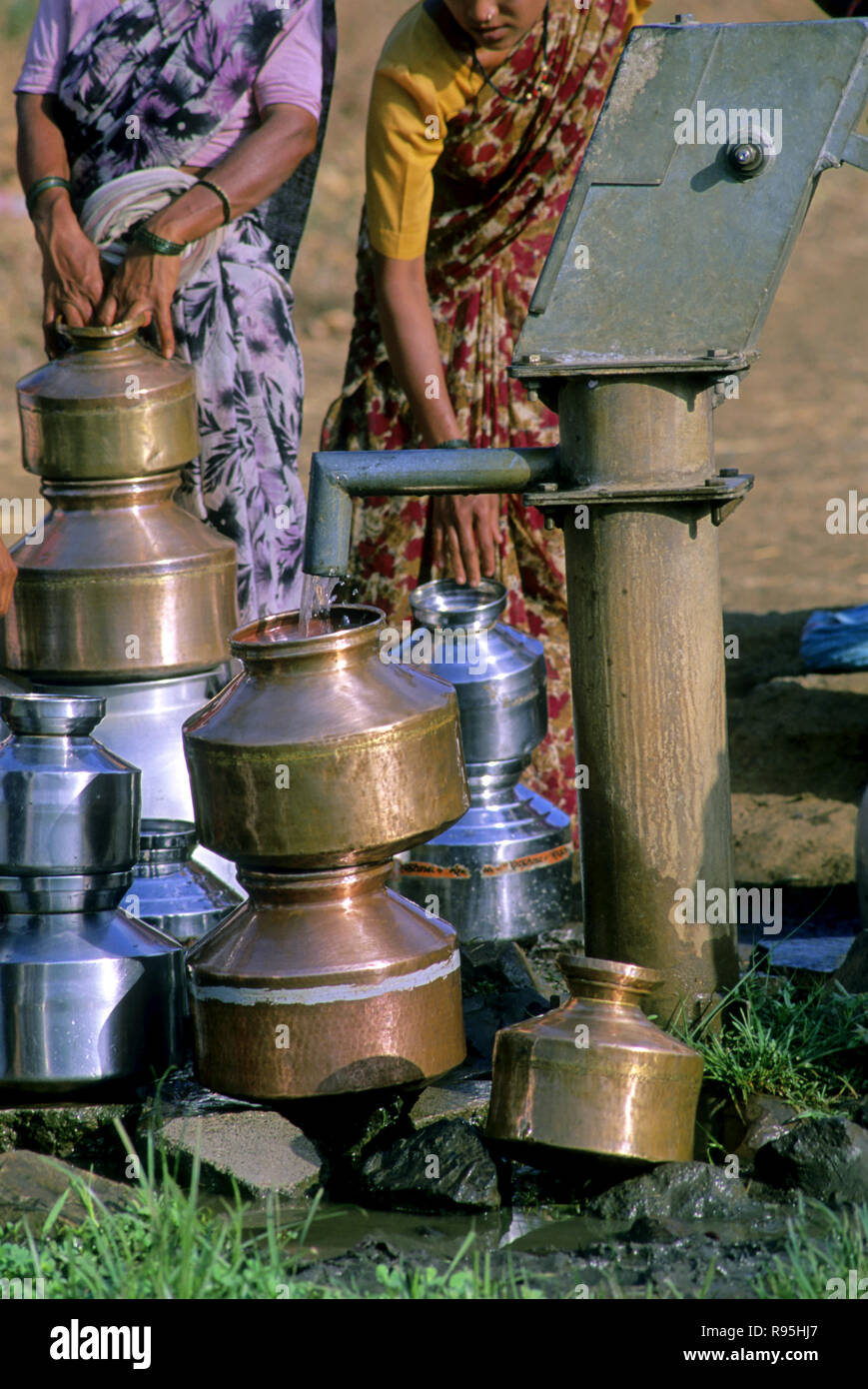 L'acqua la pompa a mano nel villaggio, Maharashtra, India Foto Stock