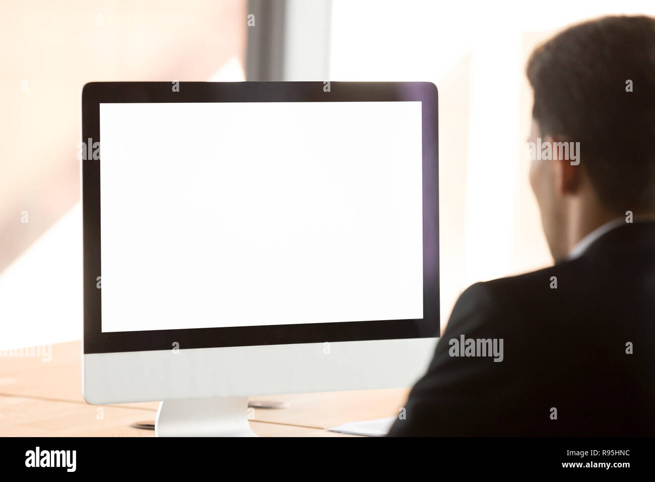 Imprenditore a lavorare utilizzando il computer con il bianco mockup ghiaione vuoto Foto Stock