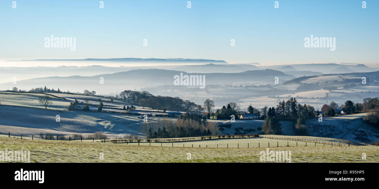 Powys, Regno Unito, d'inverno. Sulla collina di Stonewall nel paese di confine tra Inghilterra e Galles. Vista di fieno distanti Bluff e la montagna nera Foto Stock