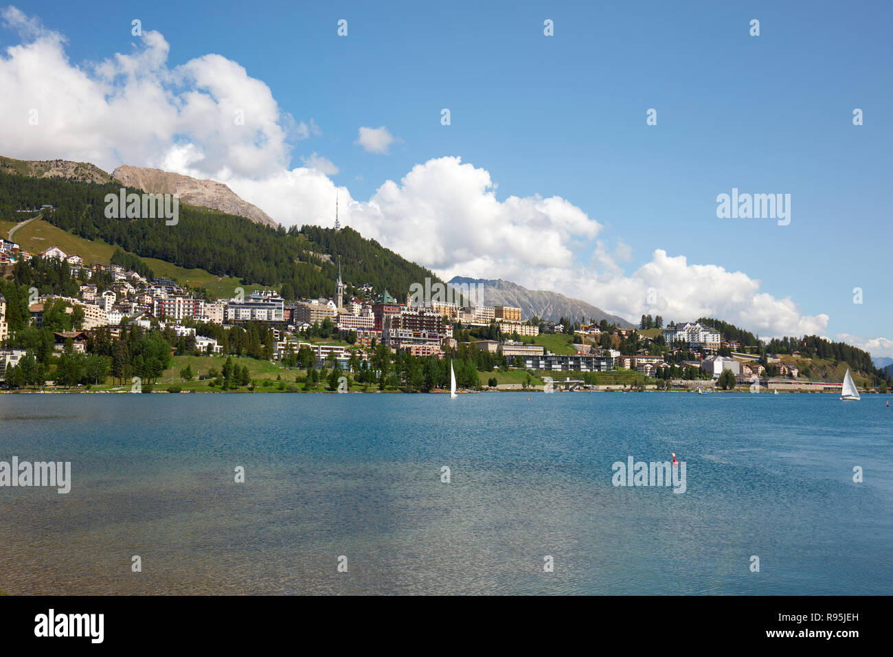 Sankt Moritz la città e il lago in una giornata di sole in Svizzera Foto Stock