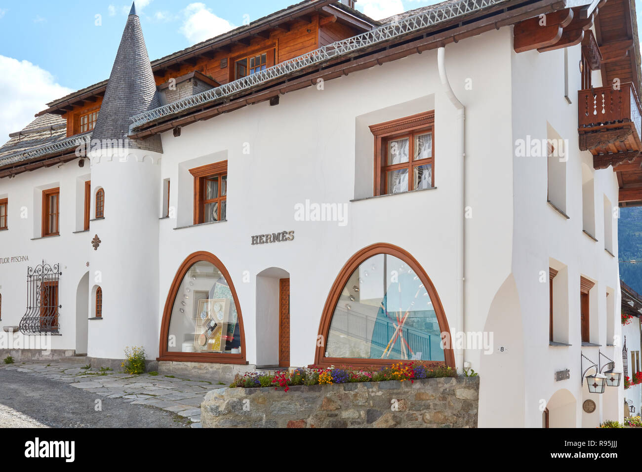 SANKT MORITZ, Svizzera - Agosto 16, 2018: Hermes negozio di lusso in casa tipica in una soleggiata giornata estiva in Sankt Moritz, Svizzera Foto Stock