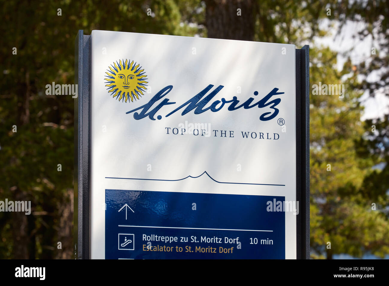 SANKT MORITZ, Svizzera - Agosto 16, 2018: Informazioni segno con il logo della città in una soleggiata giornata estiva in Sankt Moritz, Svizzera Foto Stock