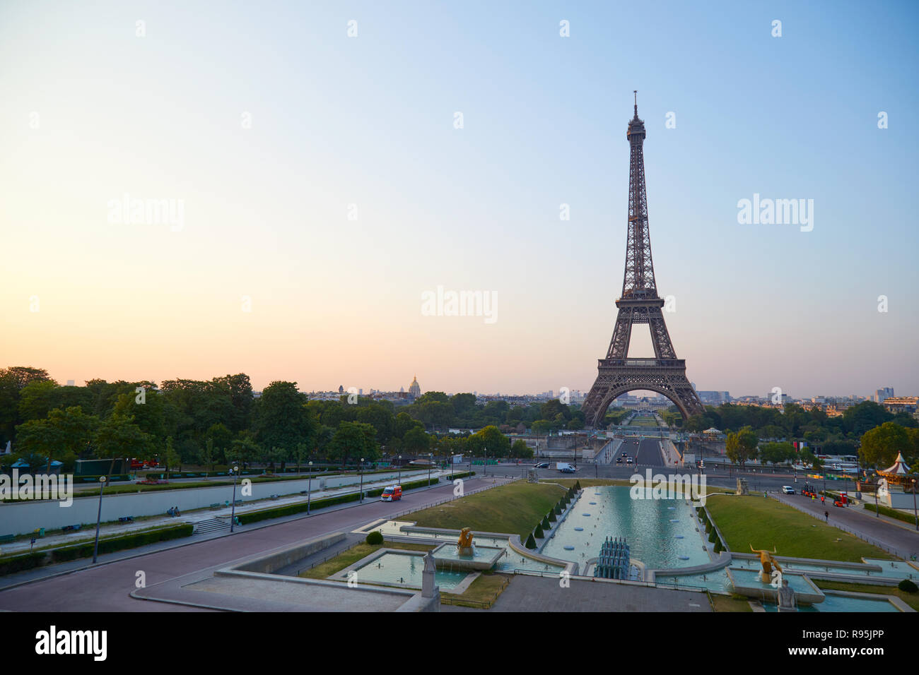 Torre Eiffel a sunrise, visto dal Trocadero a Parigi, Francia Foto Stock
