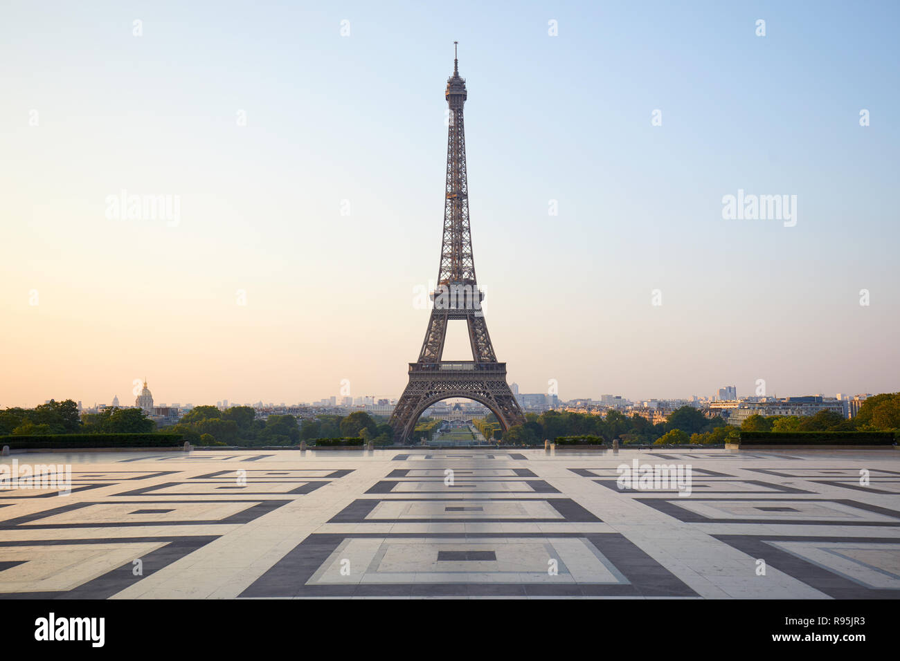 Torre Eiffel, Trocadero vuota, nessuno in una chiara mattina d'estate a Parigi, Francia Foto Stock