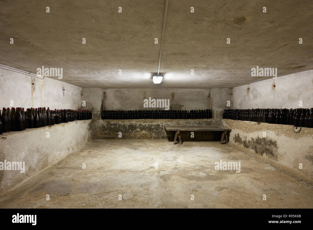 Piano seminterrato con molte bottiglie di vino in casa vecchia interno Foto Stock