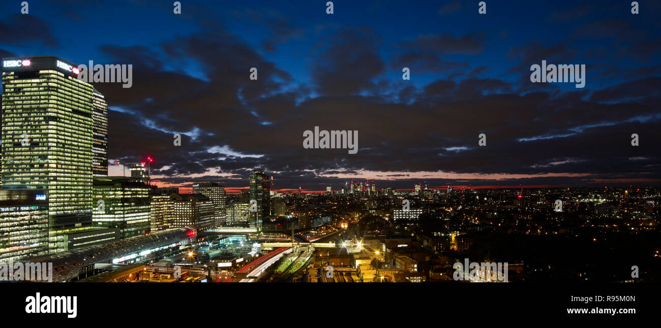 Lo skyline di Londra di notte Foto Stock