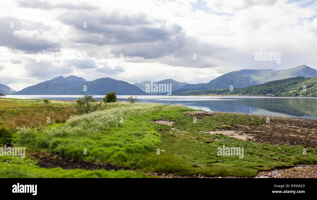 Highlands scozzesi costa ovest della Scozia - Verde e loch view con le colline in background Foto Stock