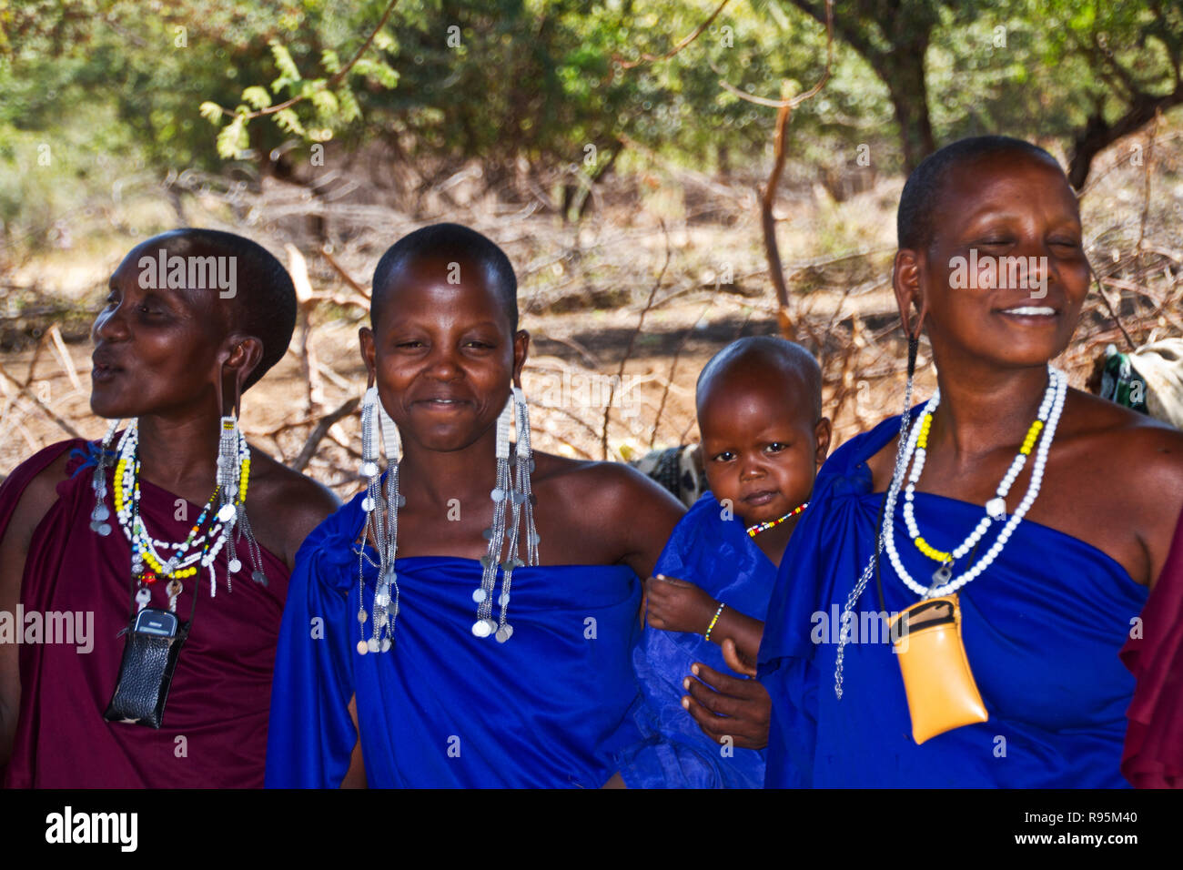 Un gruppo di Maasai spostato nel Ruaha parco nazionale orientale area di confine negli anni settanta per sfuggire alle restrizioni di Julius Nyere's Njaama Foto Stock