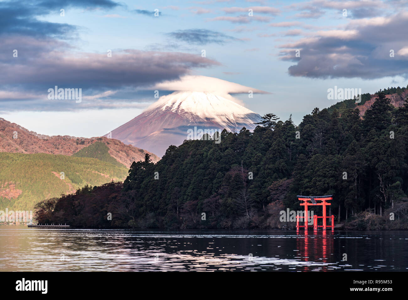 Monte Fuji e lago Ashi con il tempio di Hakone e in barca per visite guidate in autunno Foto Stock