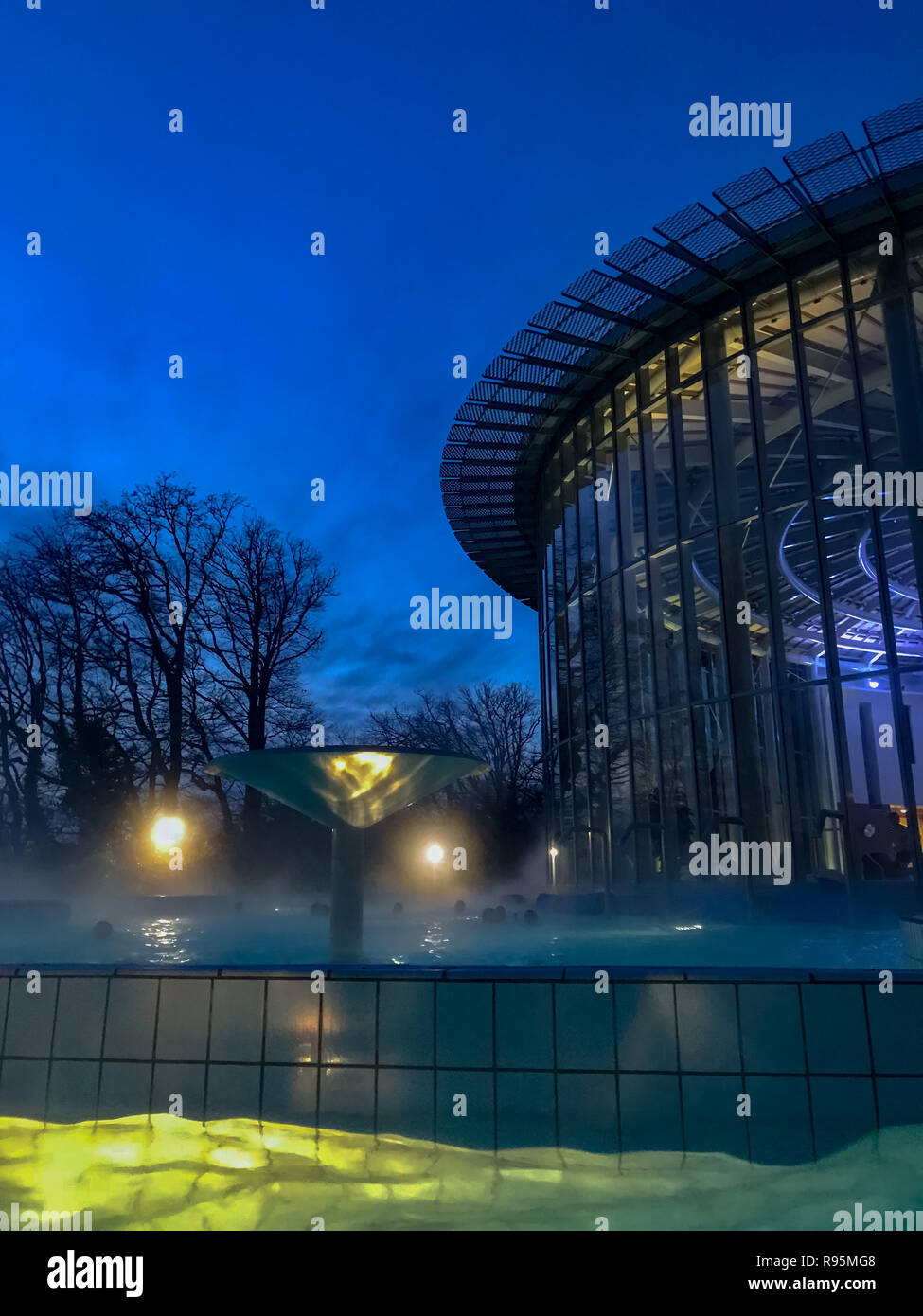 Dicembre 2018 - Spa, Belgio: piscina all'aperto del Les Thermes de Spa, il principale complesso termale della città Spa, durante le ore di colore blu. Foto Stock