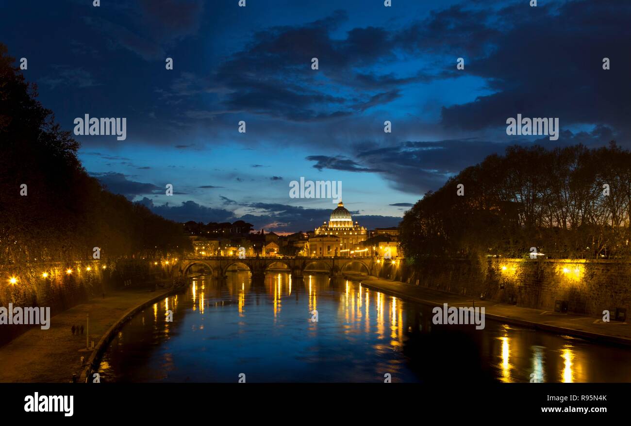 Roma, Italia. Sant'Angelo bridge e la Basilica di San Pietro al crepuscolo. Il centro storico di Roma, tra cui il Vaticano, sono un Sito Patrimonio Mondiale dell'UNESCO. Foto Stock