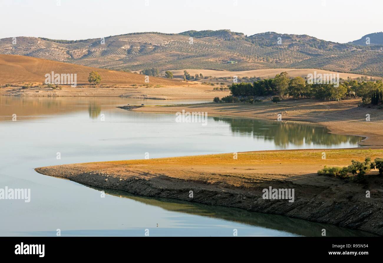 Vista sulla diga di Guadalhorce, provincia di Malaga, Andalusia, Spagna. Embalse de Conde de Guadalhorce. Foto Stock