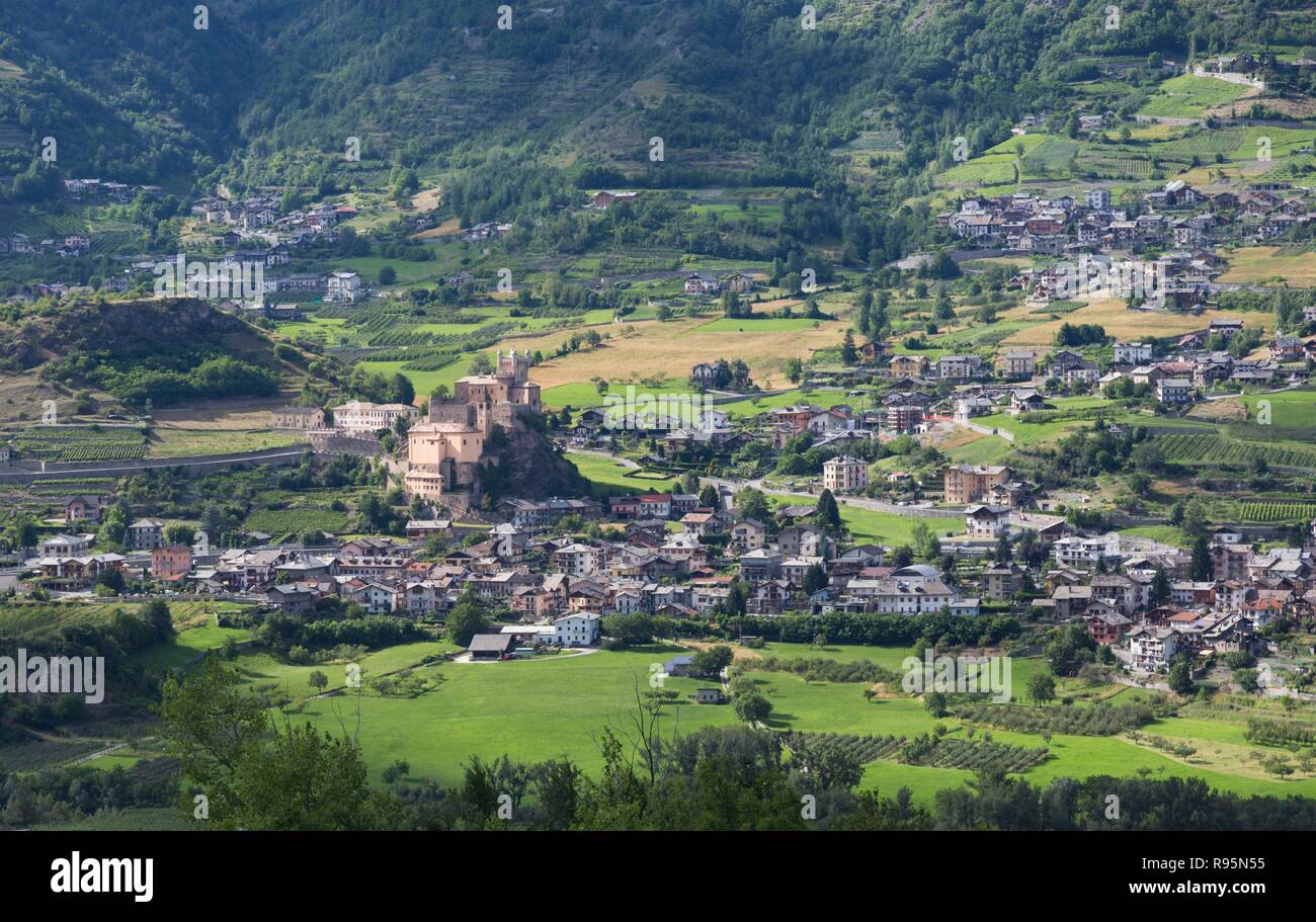 Saint-Pierre, Valle d'Aosta, Italia. Il castello di San Pietro con la chiesa parrocchiale di San Pietro al di sotto di esso. Foto Stock