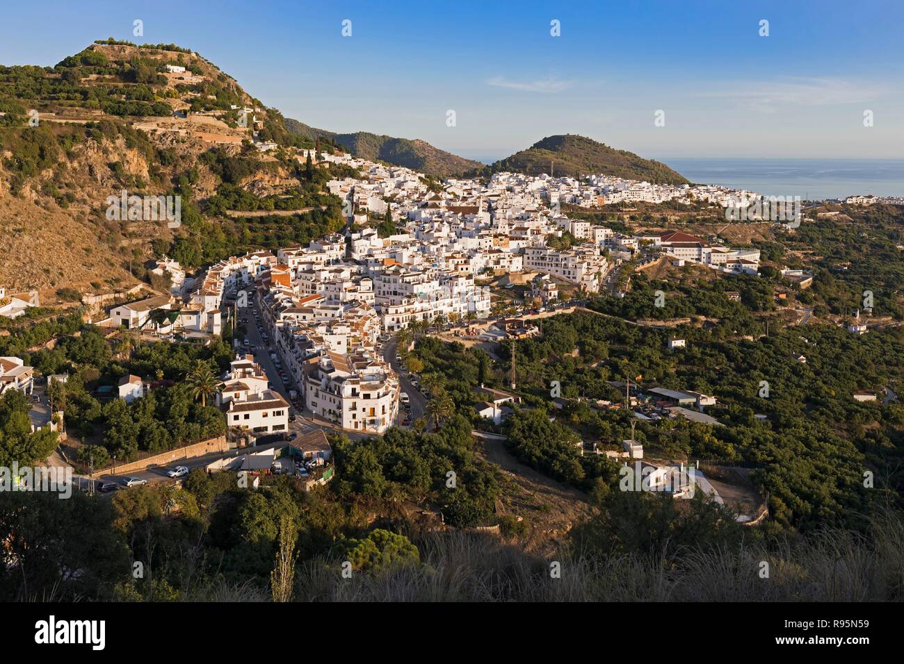 Frigiliana, provincia di Malaga, Andalusia, Spagna meridionale. Tipico e molto visitato il villaggio bianco della navigazione da Nerja sulla Costa del Sol. Foto Stock