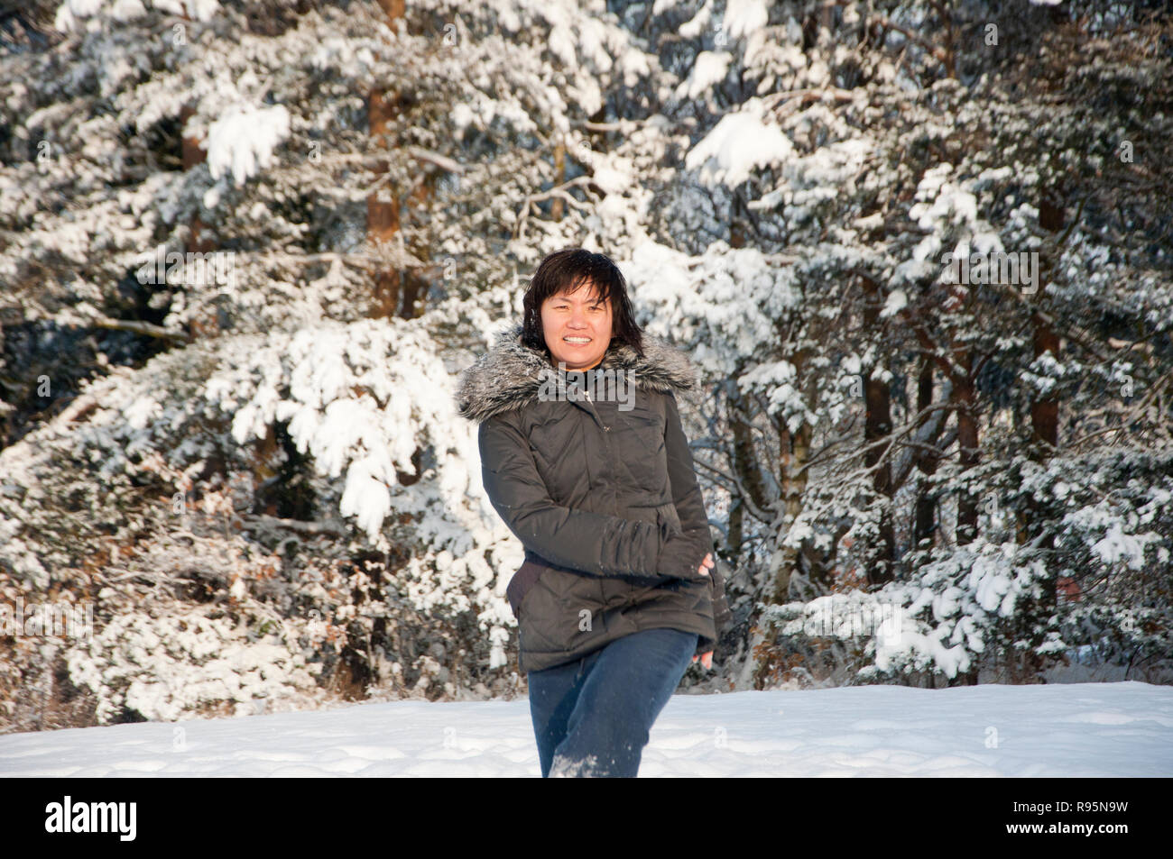 Un sud coreano la donna ha il divertimento sulla neve Foto Stock