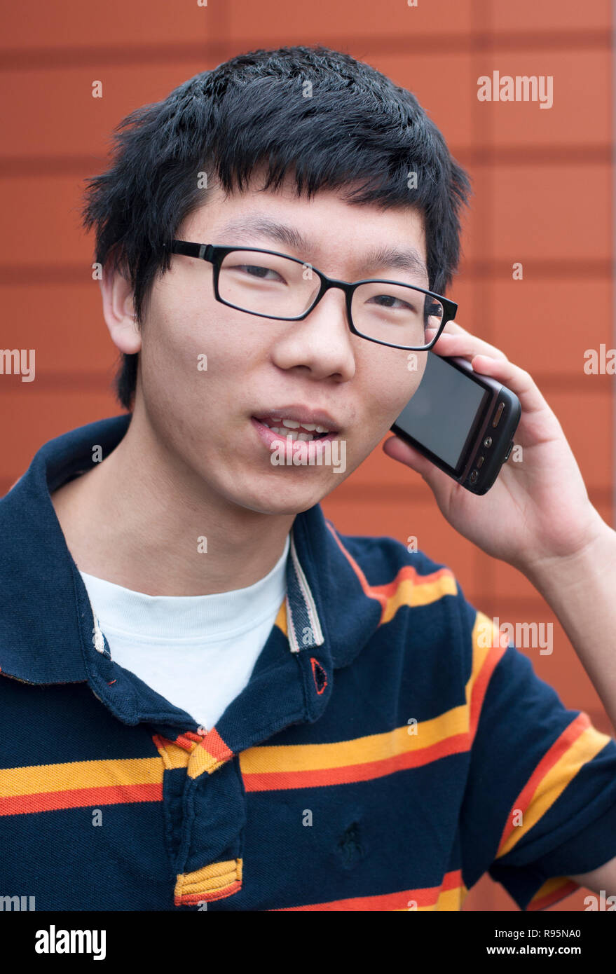 Corea del Sud adolescente utilizzando uno smartphone. Foto Stock