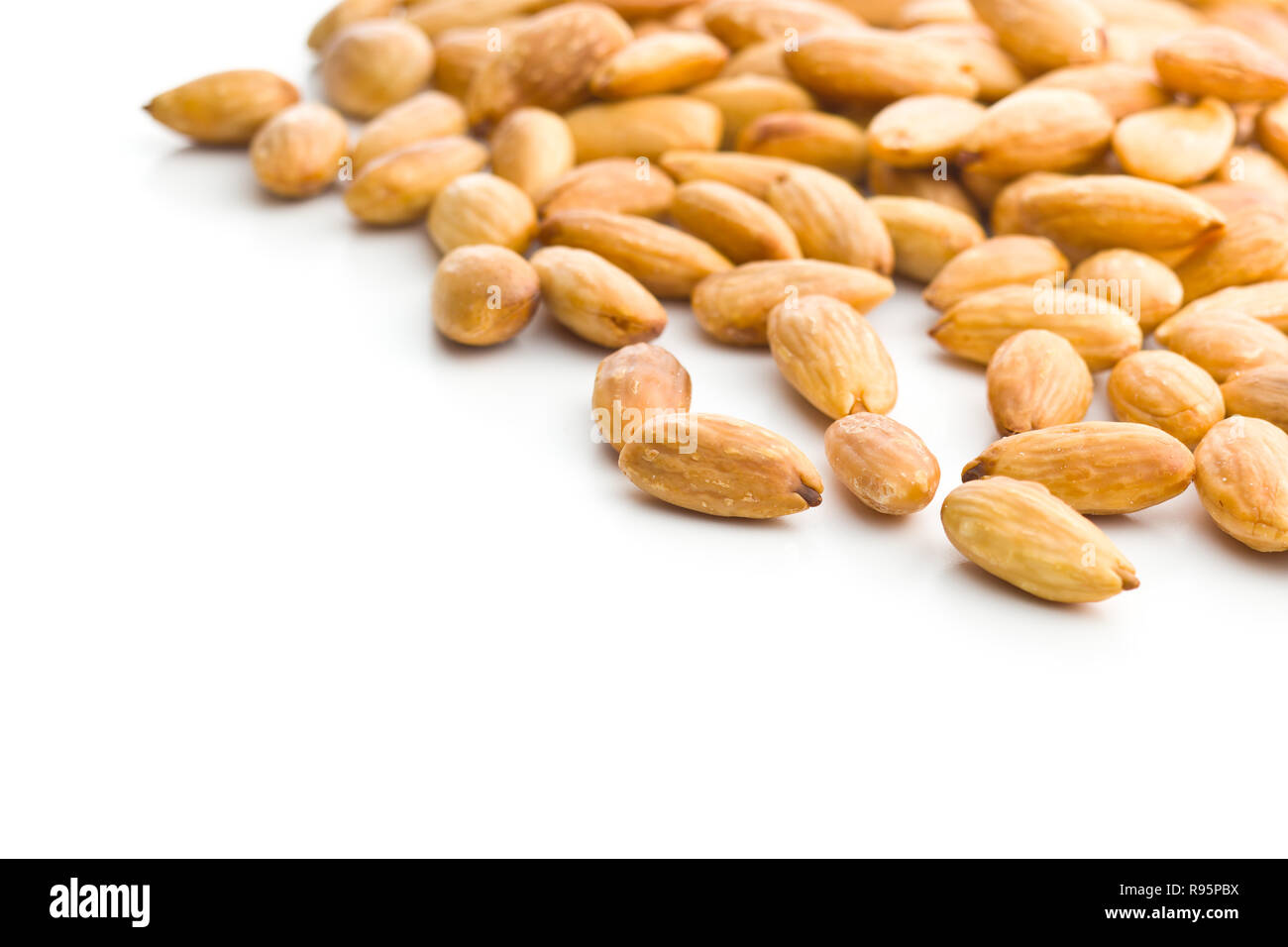 Il salato mandorle tostate isolati su sfondo bianco. Foto Stock
