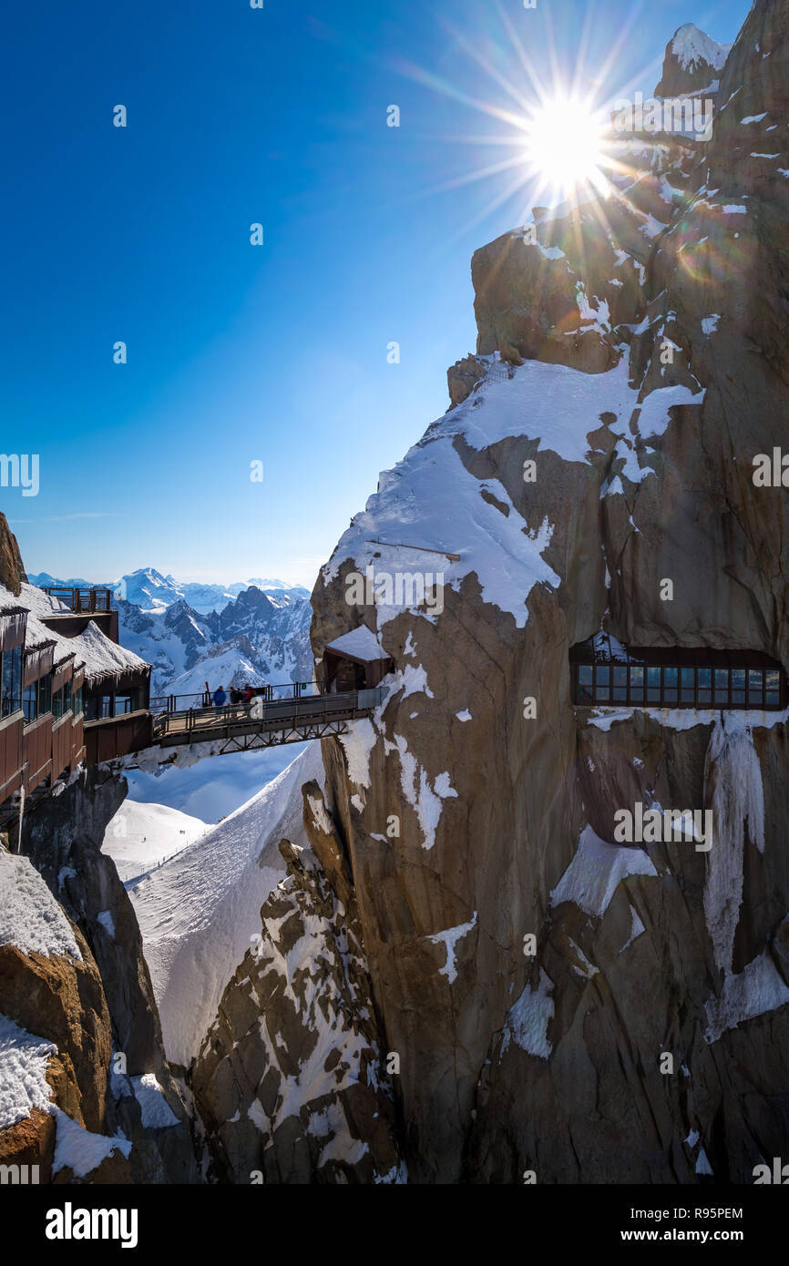 L'Aiguille du Midi (3842m) passerella. Aghi di Chamonix Mont Blanc mountain range, Haute-Savoie, Alpi europee, Francia Foto Stock