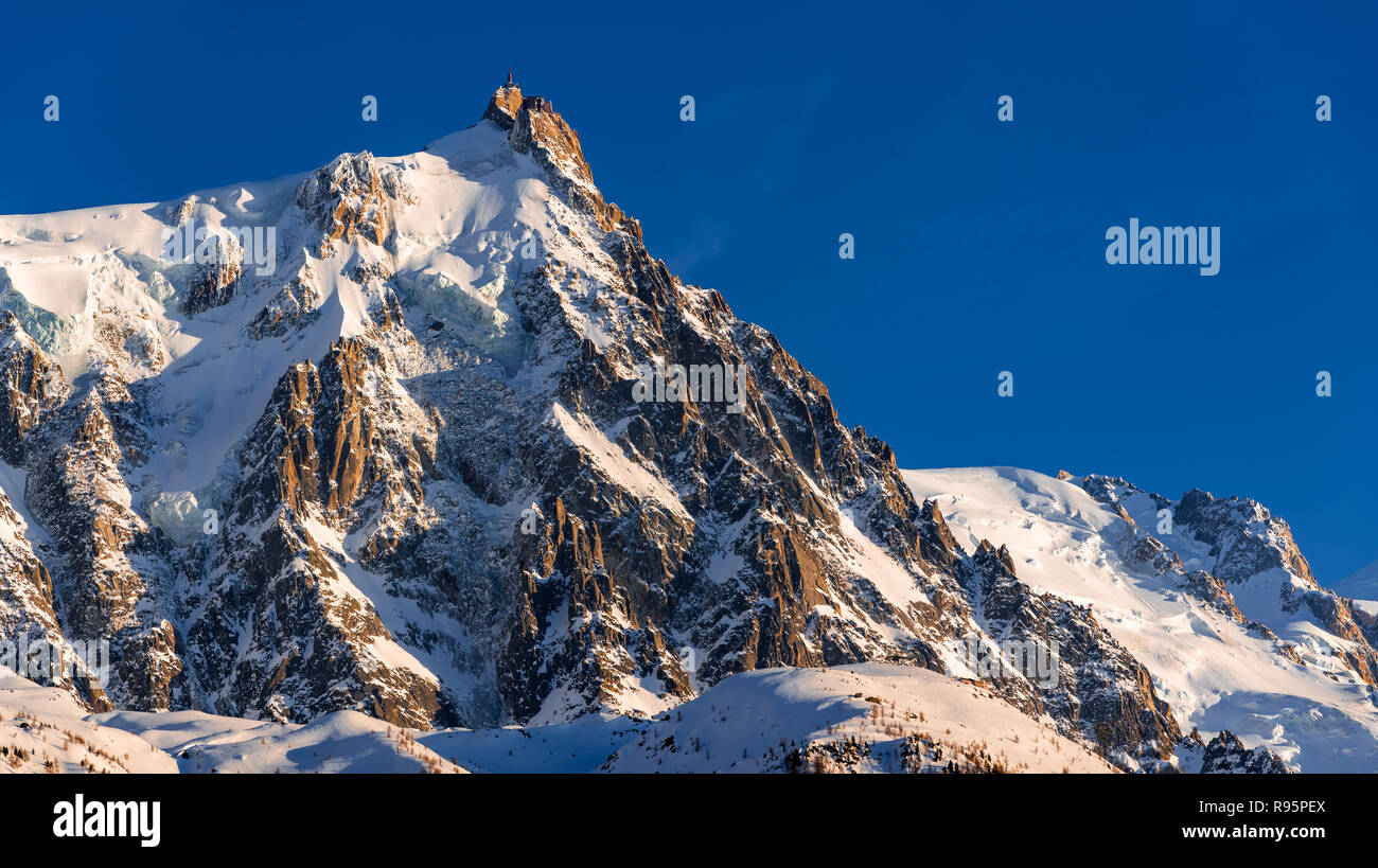 Aiguille du Midi ago al tramonto. Mont Blanc mountain range, Chamonix Alta Savoia, alpi, Francia Foto Stock