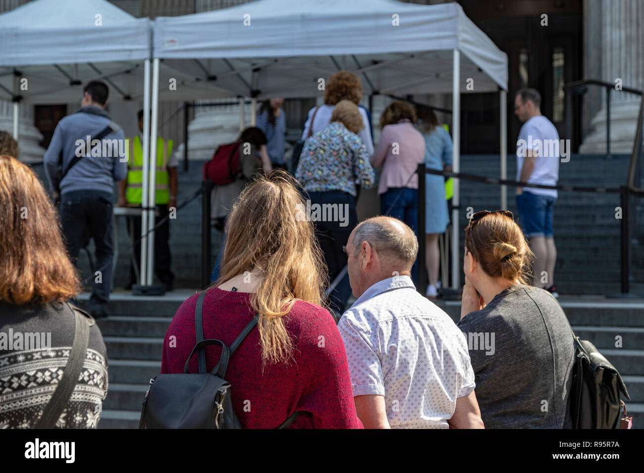 I turisti in coda per entrare la cattedrale di St Paul, Londra, Regno Unito Foto Stock