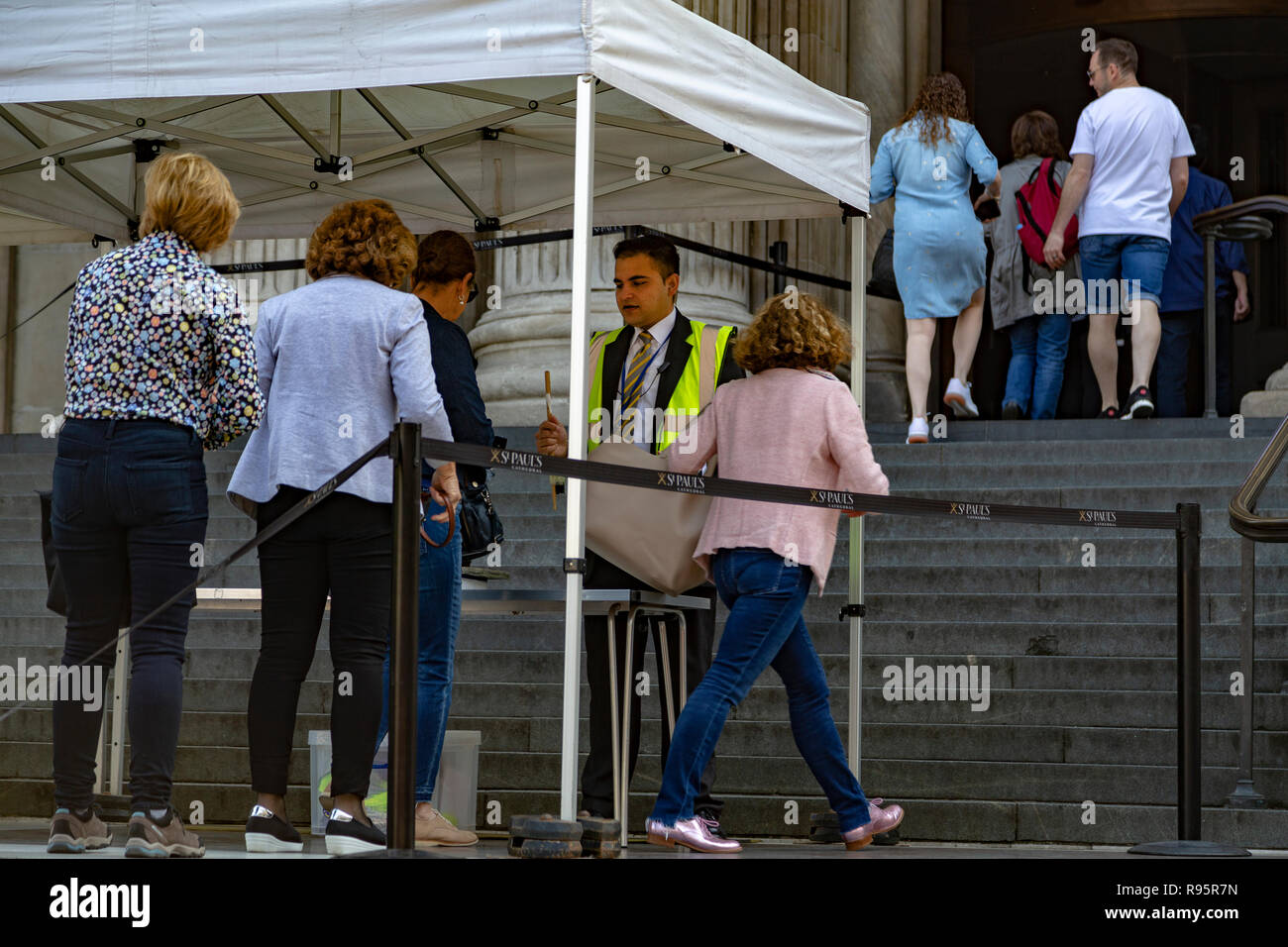 I turisti in coda per entrare la cattedrale di St Paul, Londra, Regno Unito Foto Stock