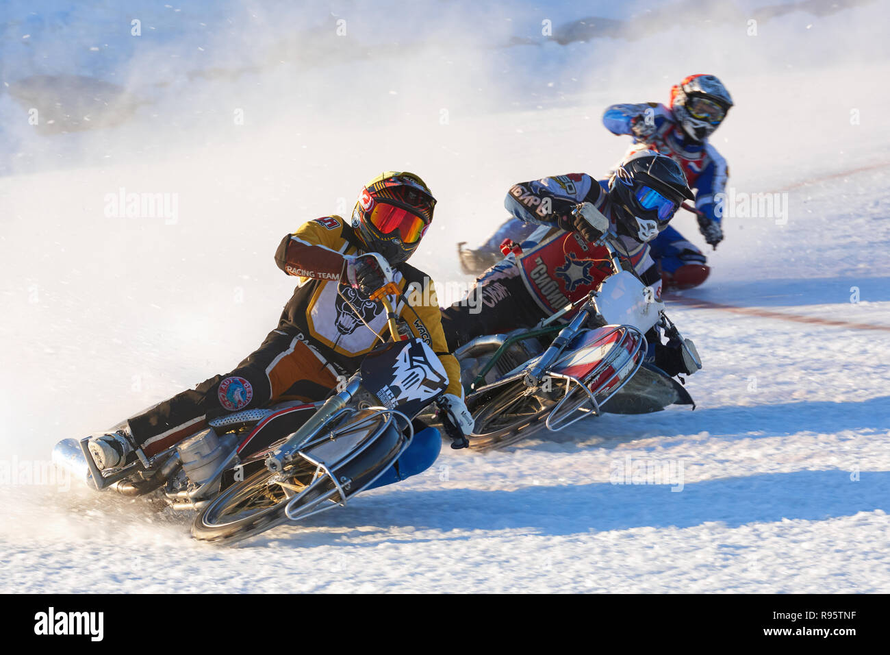 Novosibirsk, Russia - 20 dicembre 2014: motociclisti non identificato durante la semi-finale singole giostre di russo ice speedway campionato. Gli sport r Foto Stock