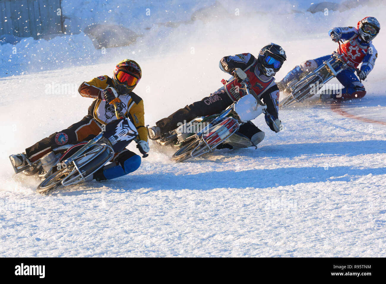 Novosibirsk, Russia - 20 dicembre 2014: motociclisti non identificato durante la semi-finale singole giostre di russo ice speedway campionato. Gli sport r Foto Stock