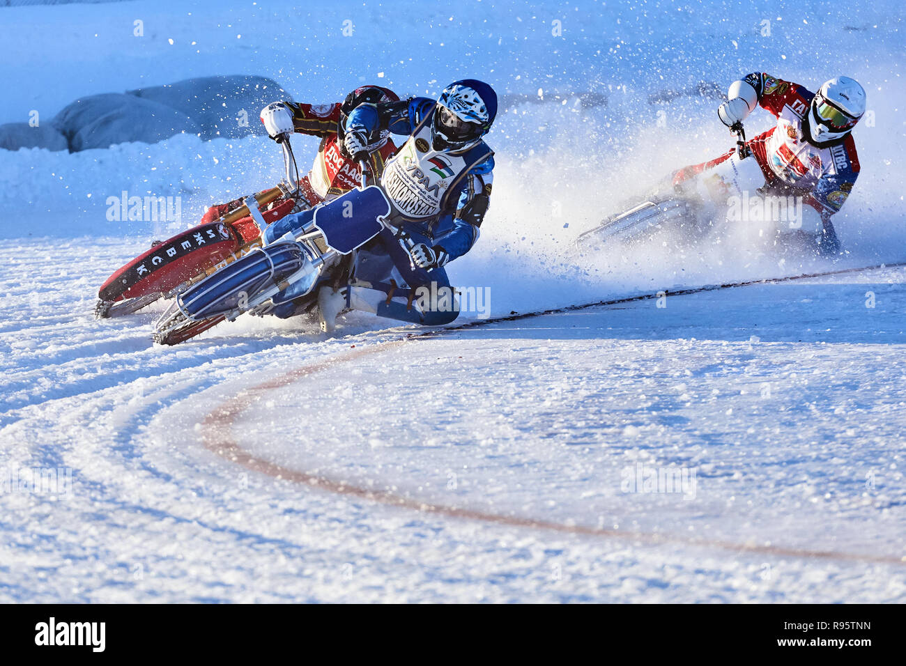 Novosibirsk, Russia - 20 dicembre 2014: motociclisti non identificato durante la semi-finale singole giostre di russo ice speedway campionato. Gli sport r Foto Stock